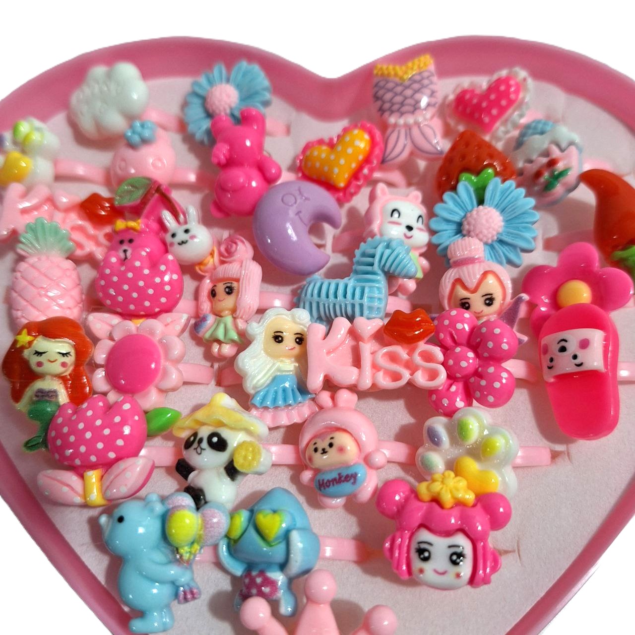 Anillos  - Plásticos, caja corazón con 36 piezas ( colores más fuertes )